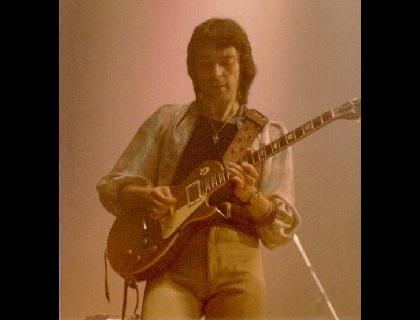 Steve Hackett en concert avec Genesis à Newcastle le 17 janvier 1977. Photo Cholmes75. Domaine public.