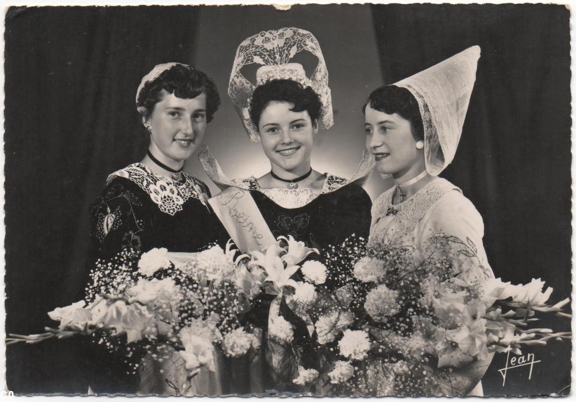 1954. La reine de Cornouaille d\'Elliant entourée de ses demoiselles d\'honneur, de Spezet à sa droite et de Huelgoat à sa gauche (coll. particulière).