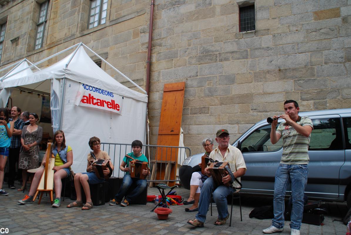 Au pied de l\'évêché. ©Agence Bretagne Presse ( photo Louis Gildas)