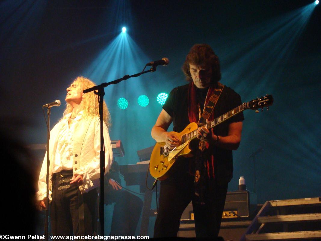 Au chant Nad Sylvan, à la guitare Steve Hackett Au chant Nad Sylvan, à la guitare Steve Hackett