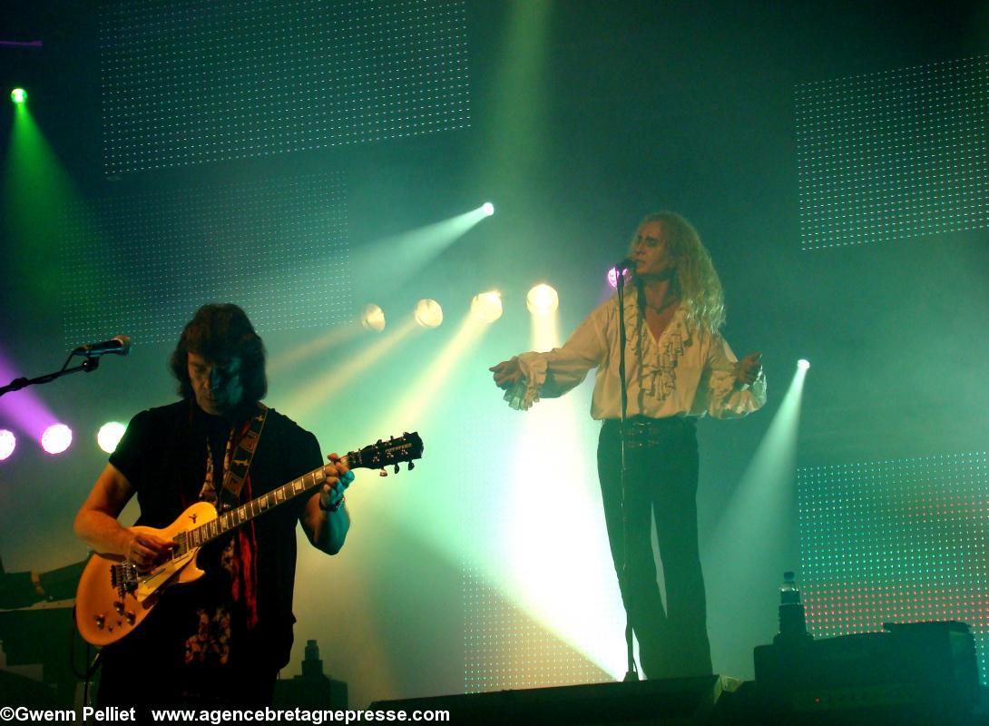 Au chant Nad Sylvan, à la guitare Steve Hackett. Au chant Nad Sylvan, à la guitare Steve Hackett.