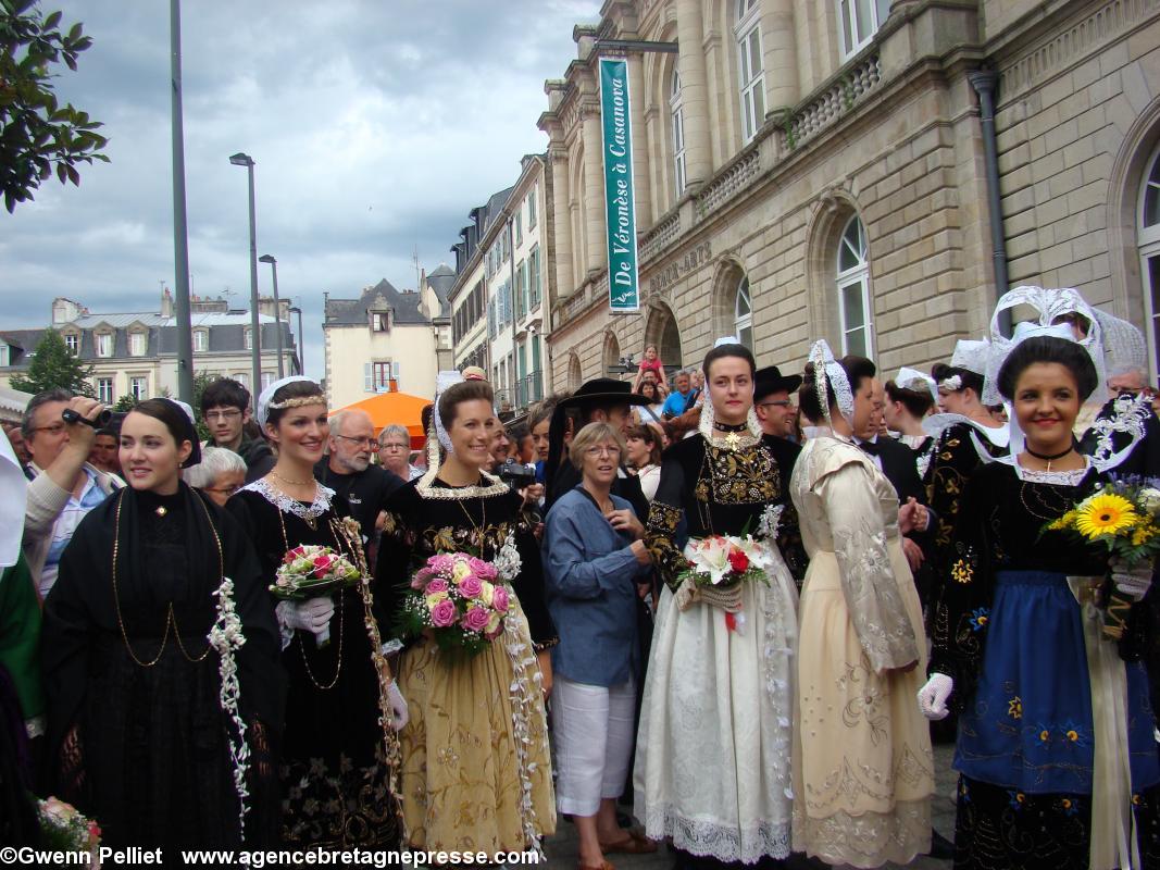 Cérémonie à la mairie de Quimper pour les prétendantes au titre de Reine de Cornouaille 2013.