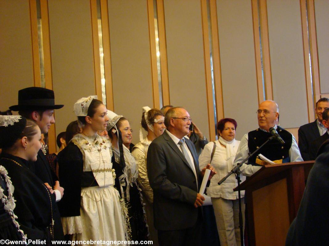 Le maire de Quimper Bernard Poignant remercie Diane Soubigou, reine de Cornouaille 2012, d\\\\\\\'avoir représenté la Cornouaille pendant un an.