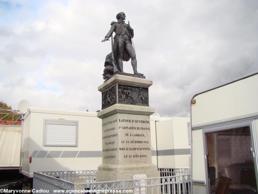 La statue de Théophile-Malo de La Tour d’\'Auvergne-Corret né à Karaez en 1743 (voir sa page wiki) est noyée dans la foire. Statue par Carlo Marochetti érigée en 1841.