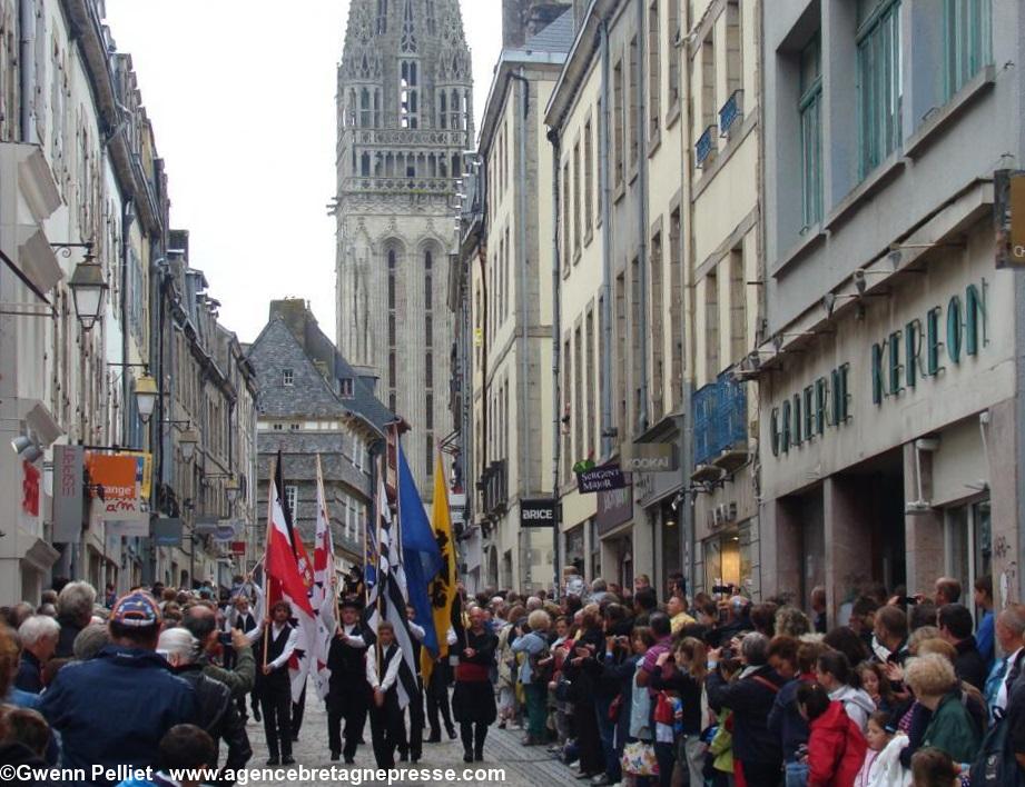 Le Gwenn ha Du et les drapeaux des Évêchés. Le Gwenn ha Du et les drapeaux des Évêchés.