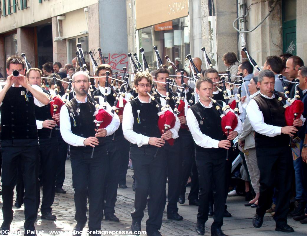 Bagad Cap Caval de Plomeur en pays bigouden. Bagad Cap Caval de Plomeur en pays bigouden.
