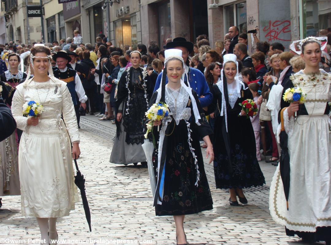 Diane Soubigou, reine de Cornouaille 2012 et ses demoiselles d\'honneur. Diane Soubigou, reine de Cornouaille 2012 et ses demoiselles d\'honneur.