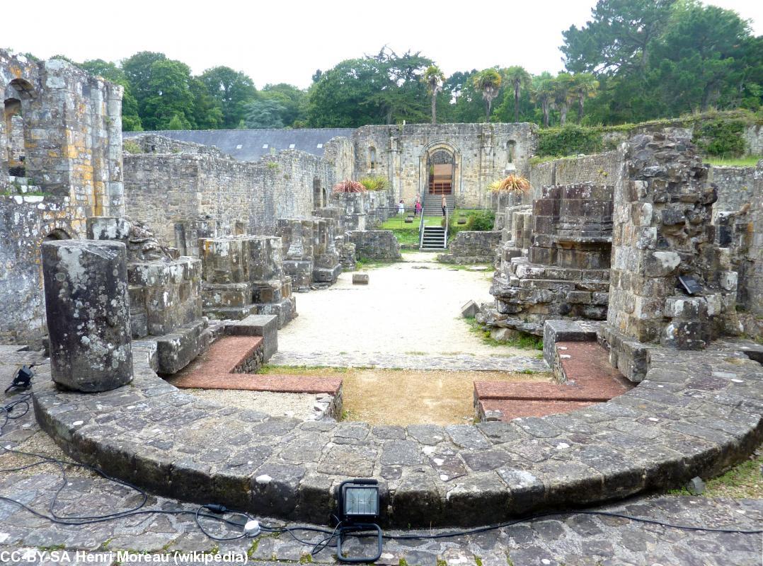 Ruines de l\'abbaye de Saint-Guenolé en Landevennec. Vue opposée à celle de la photo 2.