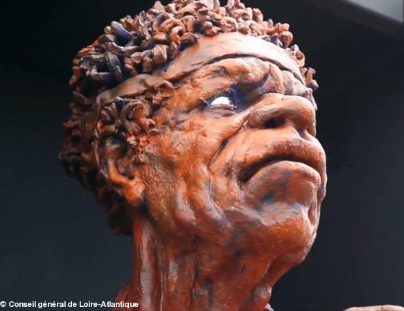 Personnage en terre cuite de Lionel Ducos. Extrait de la vidéo du Conseil général de Loire-Atlantique. Personnage en terre cuite de Lionel Ducos. Extrait de la vidéo du Conseil général de Loire-Atlantique.