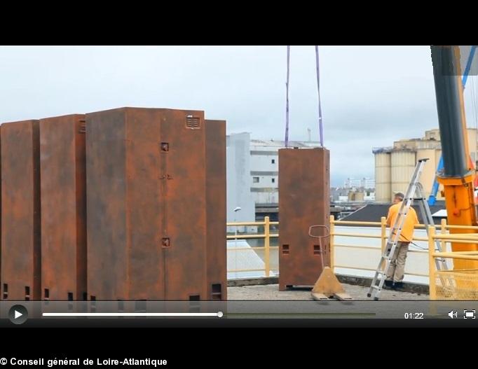 Installation Les Terres de l\\\'Homme de Lionel Ducos. Arrivée des sculptures sur la terrasse panoramique de la base sous-marine de Saint-Nazaire (vidéo du Conseil général de Loire-Atlantique ). Installation Les Terres de l\\\'Homme de Lionel Ducos. Arrivée des sculptures sur la terrasse panoramique de la base sous-marine de Saint-Nazaire (vidéo du Conseil général de Loire-Atlantique ).