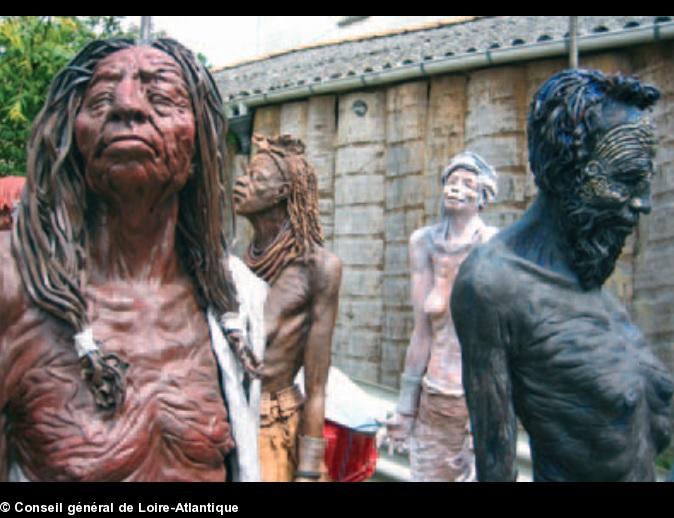 Sculptures de Lionel Ducos dans son atelier jardin. Extrait du dossier de presse. Sculptures de Lionel Ducos dans son atelier jardin. Extrait du dossier de presse.