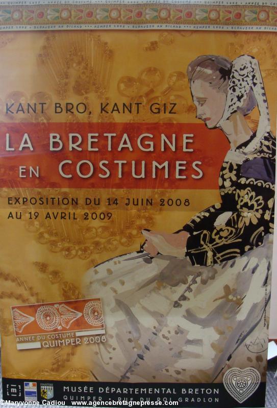 Affiche de l’\'exposition La Bretagne en Costumes de 2008-2009 au Musée départemental breton de Kemper.