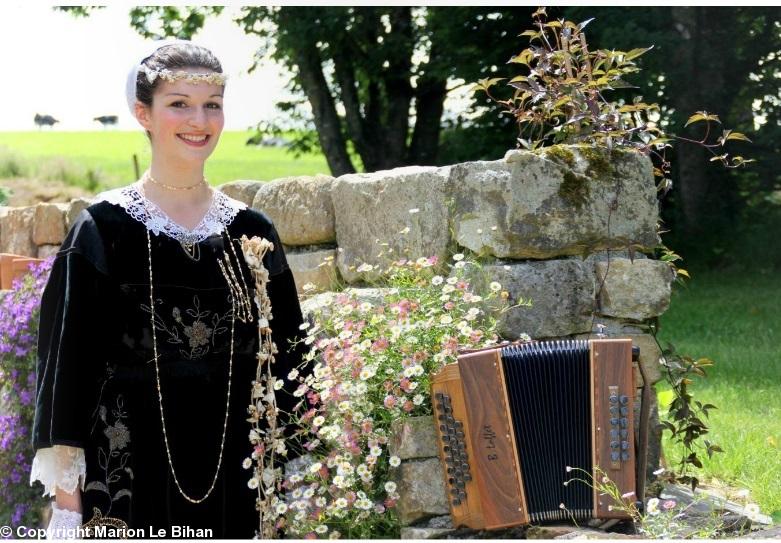 Marion Le Bihan joue de l\\\'accordéon diatonique, sujet de son mémoire qui l\\\'a fait élire Reine de Cornouaille 2013.