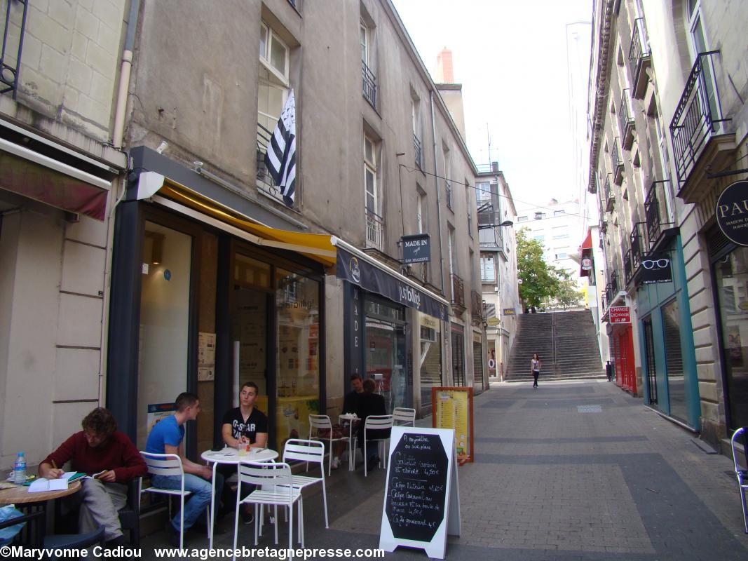 À Nantes la crêperie bretonne just billig ! rue de l\'Échelle arbore un drapeau breton.