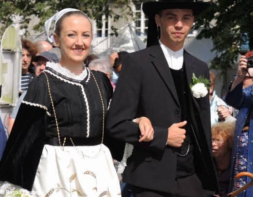 Manon Velly au festival de Cornouaille 2013 en costume de mariée <i>Capenn</i> de 1925. Elle défile avec son cavalier Raphaël Maréchal. Elle sera 3e demoiselle d\'honneur de la reine de Cornouaille 2013.