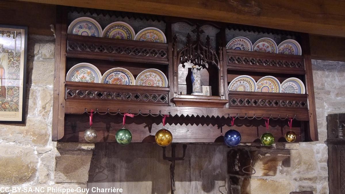 Vaisselier de cheminée, vaisselle d\'apparat, boules de pèlerinage et Vierge d\'accouchée