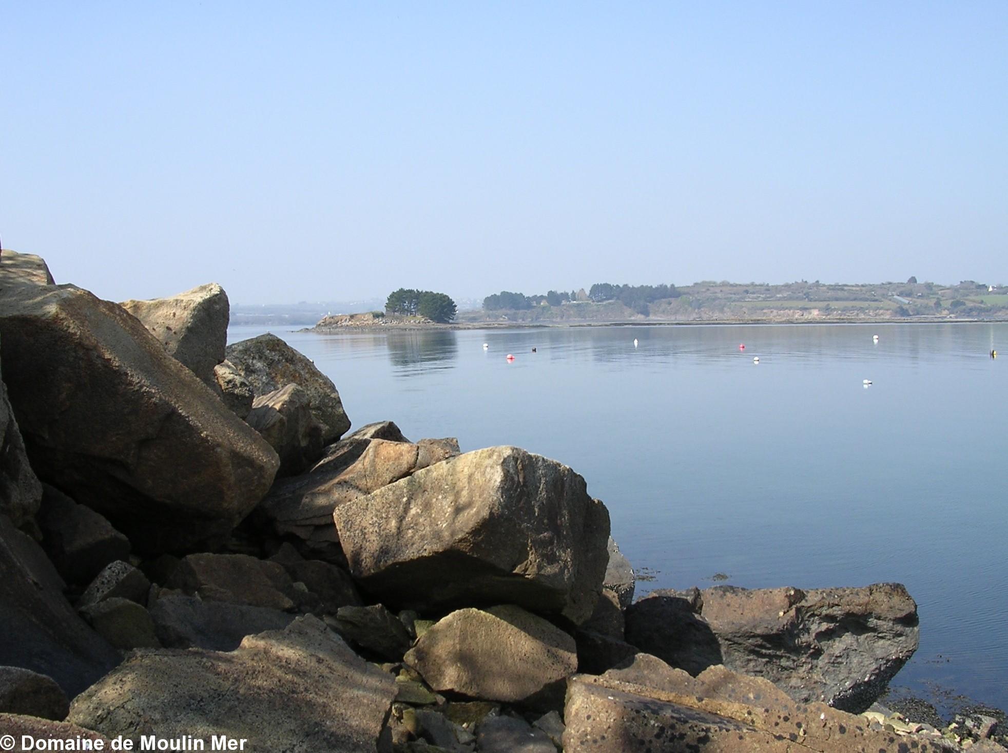 Vue sur la pointe du Bendy à Logonna-Daoulas. Vue sur la pointe du Bendy à Logonna-Daoulas.