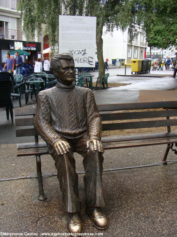 Statue de Polig Monjarret à Lorient par le sculpteur des Côtes-d\'’Armor Bernard Potel et la fonderie Nivet de Plérin, inaugurée sur la place qui porte son nom le 3 août 2008. Voir ABP 11711. Photo du 14 août 2010.