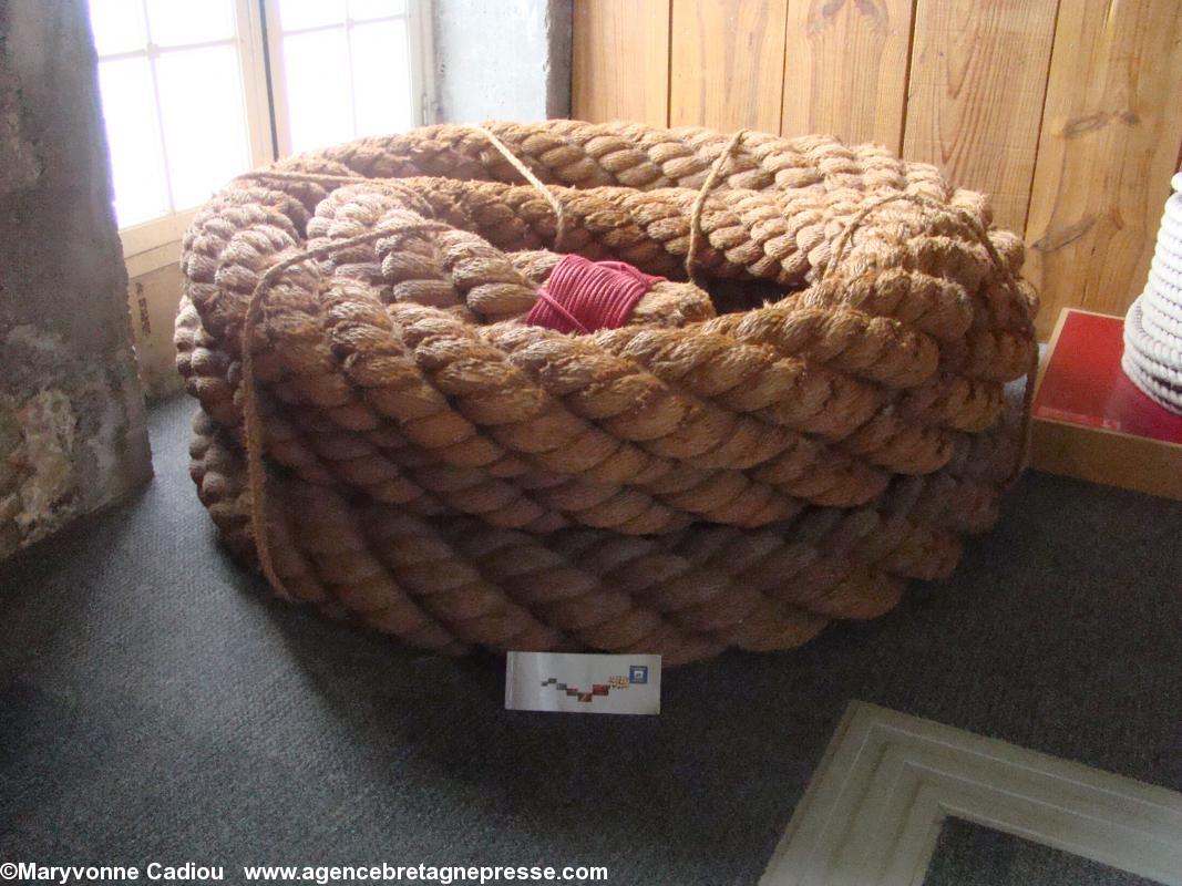 Le lin pour les voiles, le chanvre pour les cordages. Ici à la Corderie royale de Rochefort-sur-Mer. Un carnet de chèques donne l'échelle. Le lin pour les voiles, le chanvre pour les cordages. Ici à la Corderie royale de Rochefort-sur-Mer. Un carnet de chèques donne l'échelle.