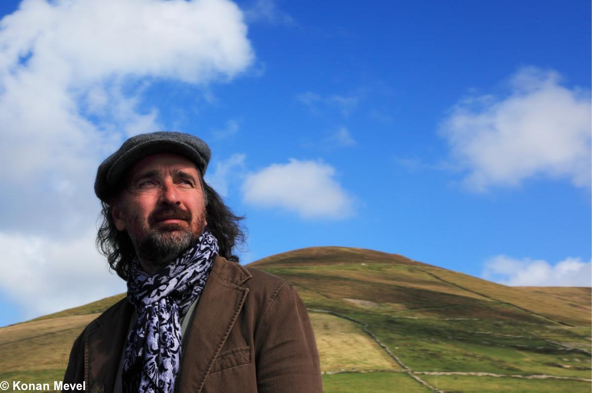 Alan Simon en Irlande en 2012. Photo de presse par Konan Mevel, du groupe Kadwaladyr devenu Kad en 1998 puis Belshama. Sonneur de bagad, il joua de la cornemuse avec Tri Yann. Voir Kad (groupe) sur wikipédia. Alan Simon en Irlande en 2012. Photo de presse par Konan Mevel, du groupe Kadwaladyr devenu Kad en 1998 puis Belshama. Sonneur de bagad, il joua de la cornemuse avec Tri Yann. Voir Kad (groupe) sur wikipédia.