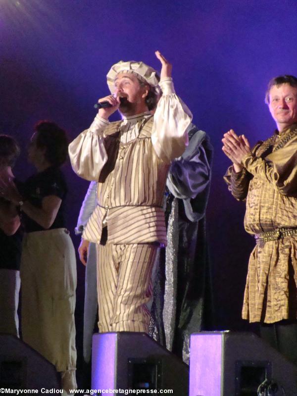 Alan Simon en Philippe II d’Aragon salue lors de l’opéra-rock Anne de Bretagne à Nantes en 2010. À droite Didier Squiban. Alan Simon en Philippe II d’Aragon salue lors de l’opéra-rock Anne de Bretagne à Nantes en 2010. À droite Didier Squiban.