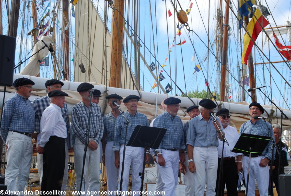 Sur la Fée de l'Aune, les Pagan. Ils ont le même tailleur que les Frères Morvan ! mais ils ont déclaré ne pas vouloir abandonner le béret... pour le moment ! Sur la Fée de l'Aune, les Pagan. Ils ont le même tailleur que les Frères Morvan ! mais ils ont déclaré ne pas vouloir abandonner le béret... pour le moment !