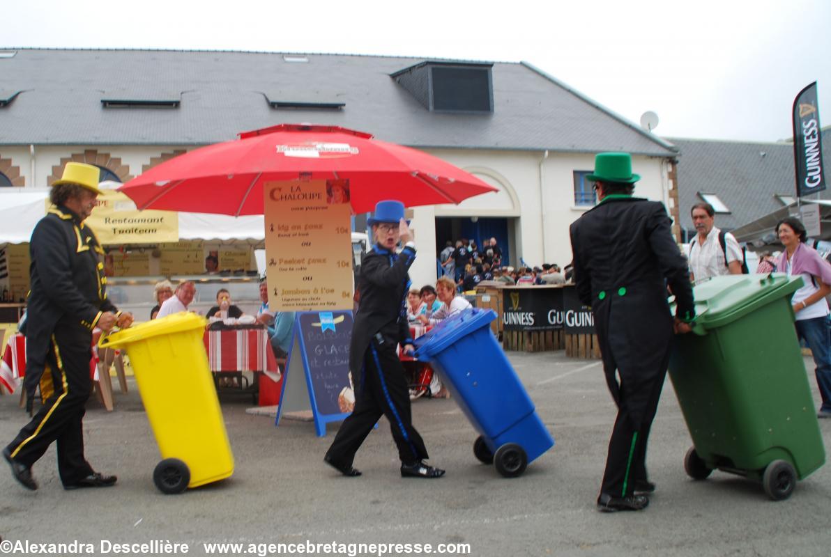 En chapeau claque et queue de pie, c'était bien le moins, l'équipe des poubelles En chapeau claque et queue de pie, c'était bien le moins, l'équipe des poubelles