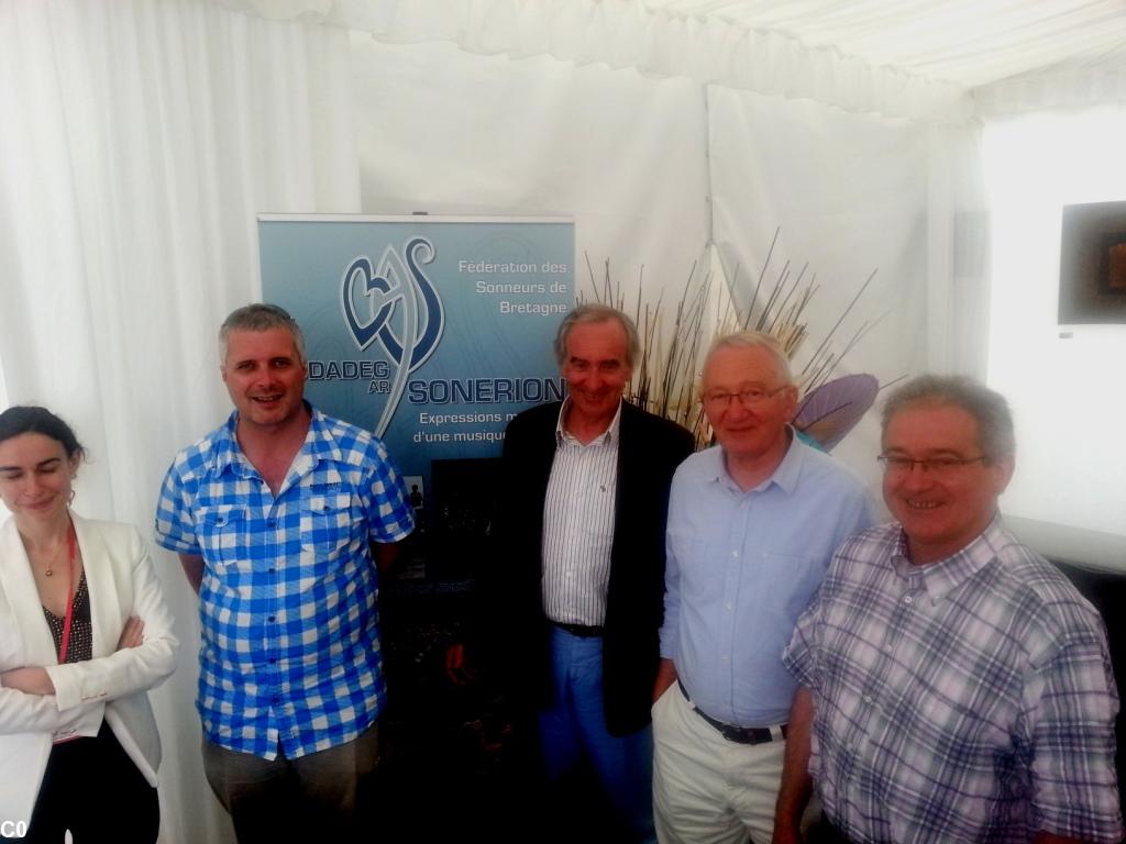 Repas au Club K avec le bureau et la directrice de Bodadeg ar Sonerien. André Queffelec Pdt, Jacques Corbin, Youen le Ret et Vonig Fraval (de droite à gauche) Repas au Club K avec le bureau et la directrice de Bodadeg ar Sonerien. André Queffelec Pdt, Jacques Corbin, Youen le Ret et Vonig Fraval (de droite à gauche)