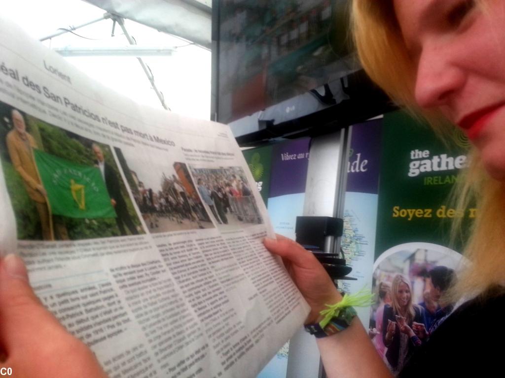 Helena Conway sur le stand de l'Irlande au FIL, lisant la presse du jour sur les oies sauvages Helena Conway sur le stand de l'Irlande au FIL, lisant la presse du jour sur les oies sauvages