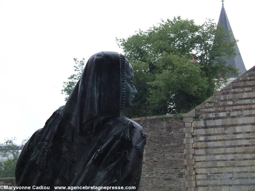Anna de Bretagne et son château. Statue en bronze de Jean Fréour (1919-2010) inaugurée en 2002 devant le château. Ce monument marque selon le sculpteur breton « la réalité de l'appartenance culturelle et historique de Nantes à la Bretagne ».