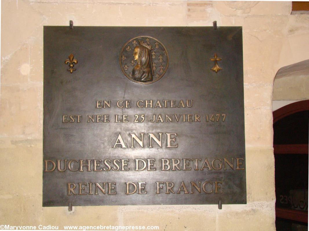 Château des ducs de Bretagne. Une plaque commémorative dans une salle de conférence.