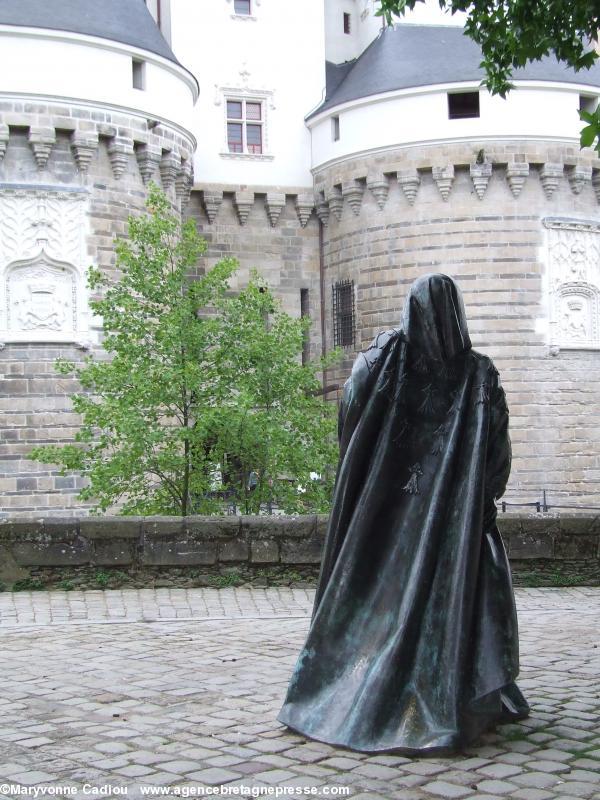 Nantes. Statue en bronze de Jean Fréour (1919-2010) inaugurée en 2002 devant le château. Ce monument marque selon le sculpteur breton « la réalité de l'appartenance culturelle et historique de Nantes à la Bretagne ».