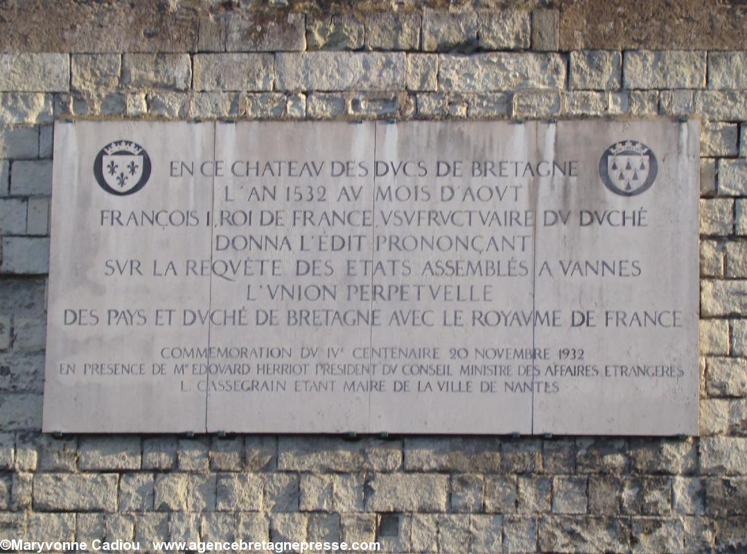 Château des ducs de Bretagne. Une plaque commémorative de la signature de l'édit prononçant ... l'union perpétuelle... apposée sur le rempart sud en 1932. À Rennes en 1932, la statue de Anne de Bretagne à genoux devant le roi de France a été soufflée.