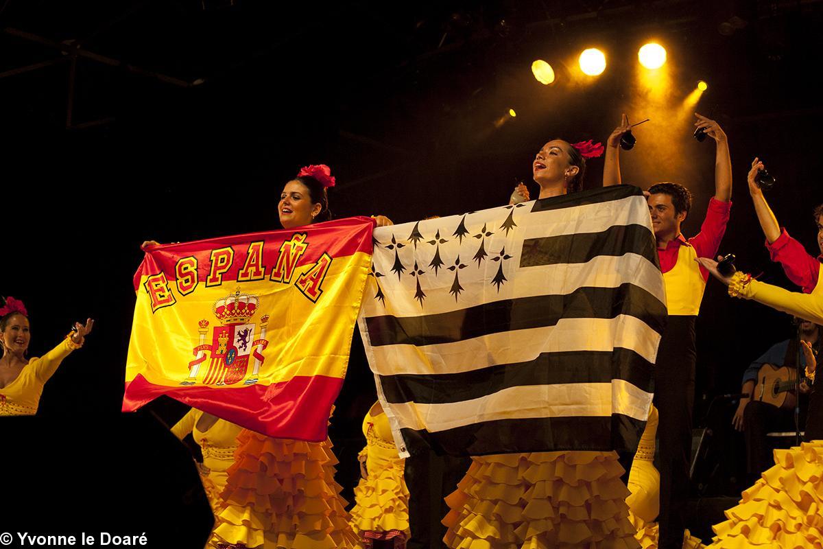 Les danseuses de la Compagnie Flamenca "Carmen Guerrero" de Cadix présentent le drapeaude l'Espagne et de la Bretagne en symbole d'amitié.. Les danseuses de la Compagnie Flamenca "Carmen Guerrero" de Cadix présentent le drapeaude l'Espagne et de la Bretagne en symbole d'amitié..