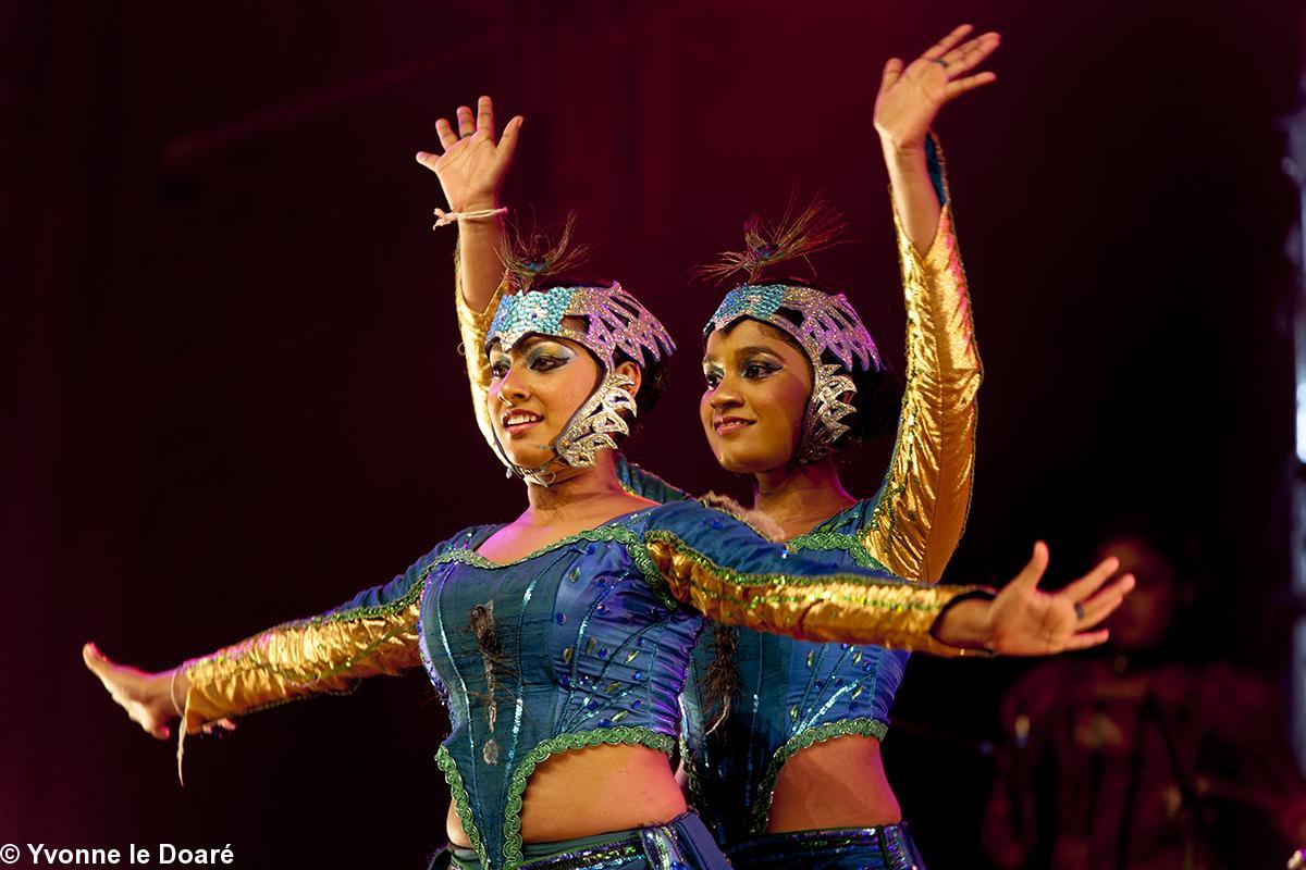 Deux danseuses du Sri Lanka (Light of Asia Royal Musaeus Dance Troupe). Deux danseuses du Sri Lanka (Light of Asia Royal Musaeus Dance Troupe).