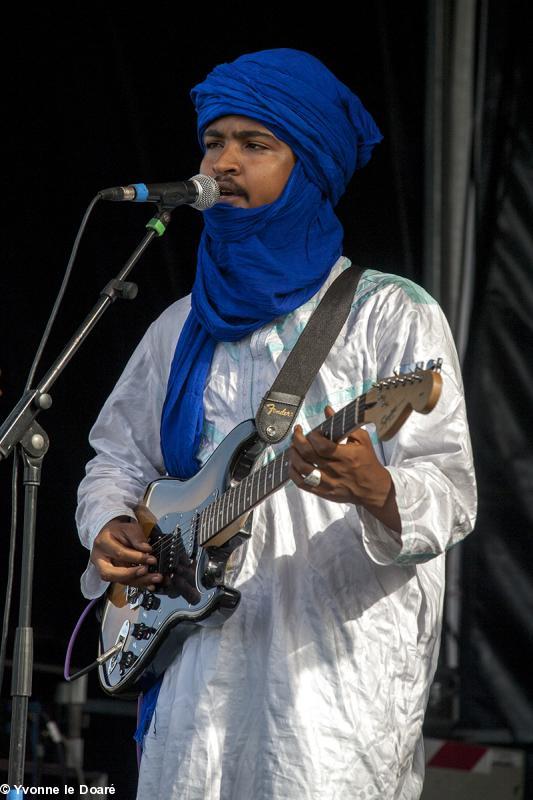 Musicien et chanteur du Groupe Touareg "Tadalat", Mali. Musicien et chanteur du Groupe Touareg "Tadalat", Mali.