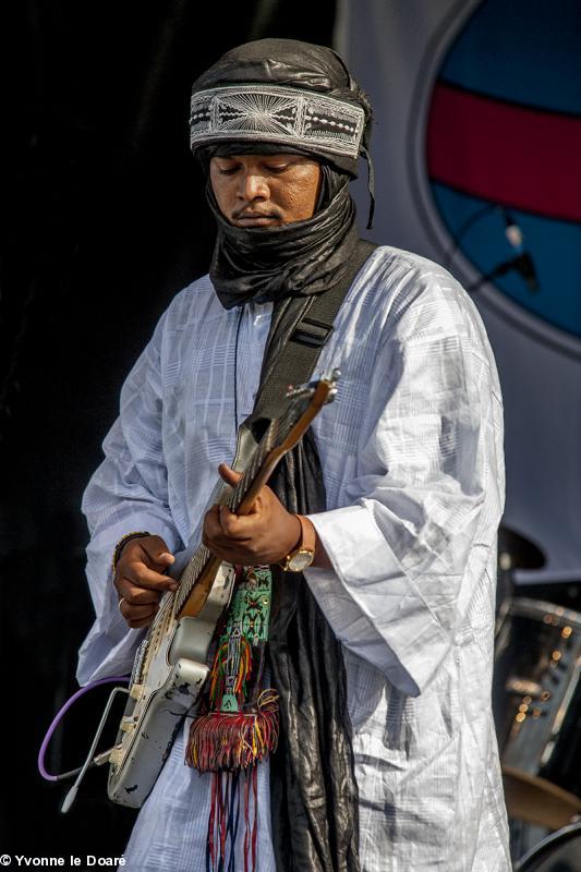 Jeune musicien du groupe Touareg "Tadalat", Mali. Jeune musicien du groupe Touareg "Tadalat", Mali.