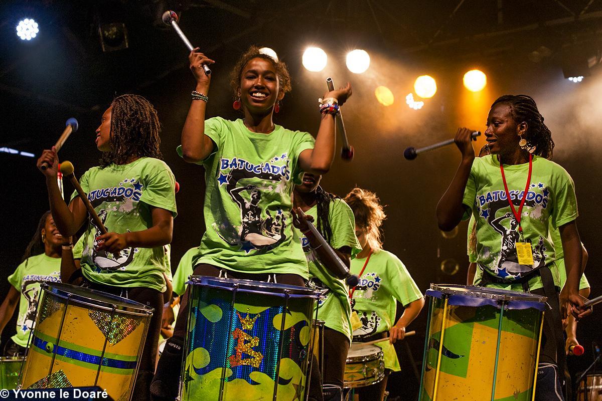 Jeunes musiciennes du groupe "Batuc'ados de Colombes.Le groupe a participé à de nombreux évènements sur Paris et à l'émission "Incroyables talents su M6. Jeunes musiciennes du groupe "Batuc'ados de Colombes.Le groupe a participé à de nombreux évènements sur Paris et à l'émission "Incroyables talents su M6.