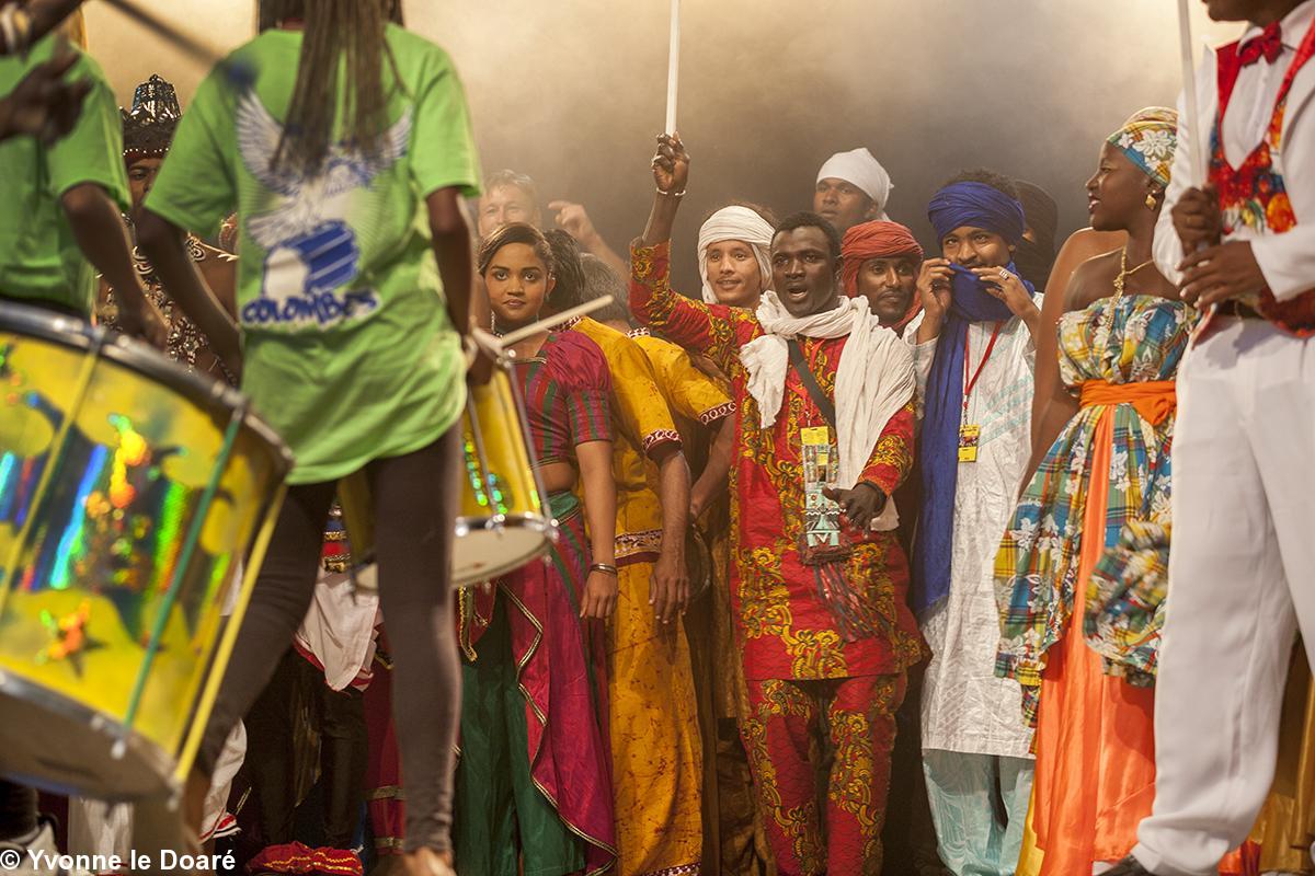 Tous les danseurs et musiciens réunis sur scènePour le spectacle de cloture du festival Mondial Folk. Tous les danseurs et musiciens réunis sur scènePour le spectacle de cloture du festival Mondial Folk.