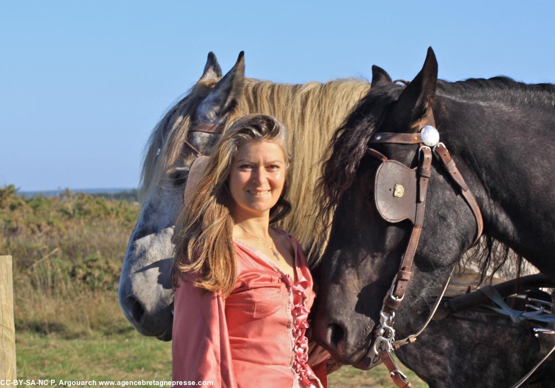 Clémence de Villecourt et ses juments à Camaret : Une histoire de crinières. Clémence de Villecourt et ses juments à Camaret : Une histoire de crinières.