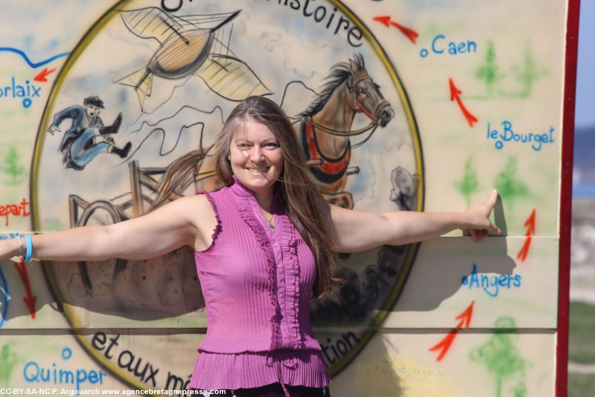 Clémence de Villecourt devant sa roulotte. Clémence de Villecourt devant sa roulotte.