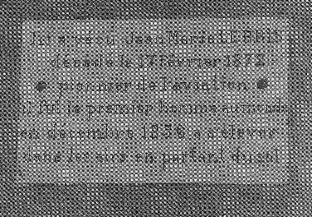 La plaque apposée sur la maison de Jean-Marie Le Bris en 1957 à Douarnenez, place des Pêcheurs, port de Rosmeur. Il s'agit de décollage d'avions et non de mongolfières. La plaque apposée sur la maison de Jean-Marie Le Bris en 1957 à Douarnenez, place des Pêcheurs, port de Rosmeur. Il s'agit de décollage d'avions et non de mongolfières.