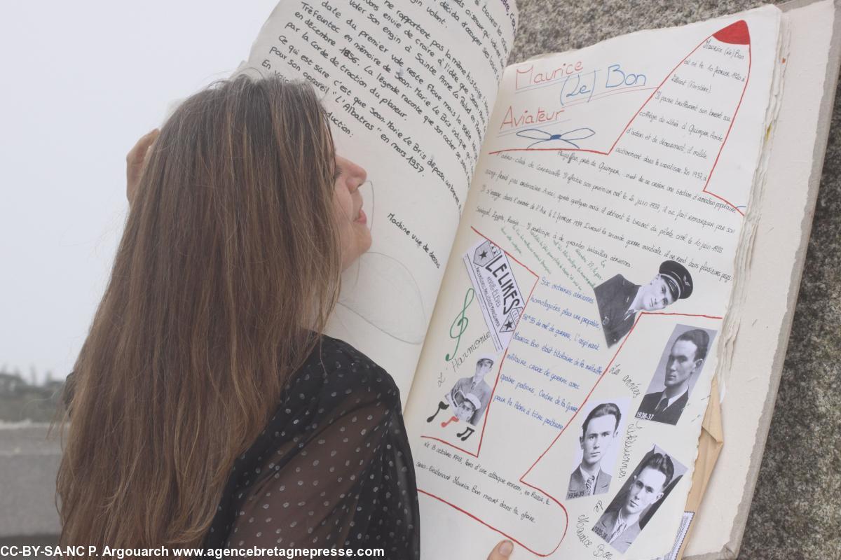 Au monument aux morts de l'aéronavale au Cap de la Chèvre avec le livre. Au monument aux morts de l'aéronavale au Cap de la Chèvre avec le livre.