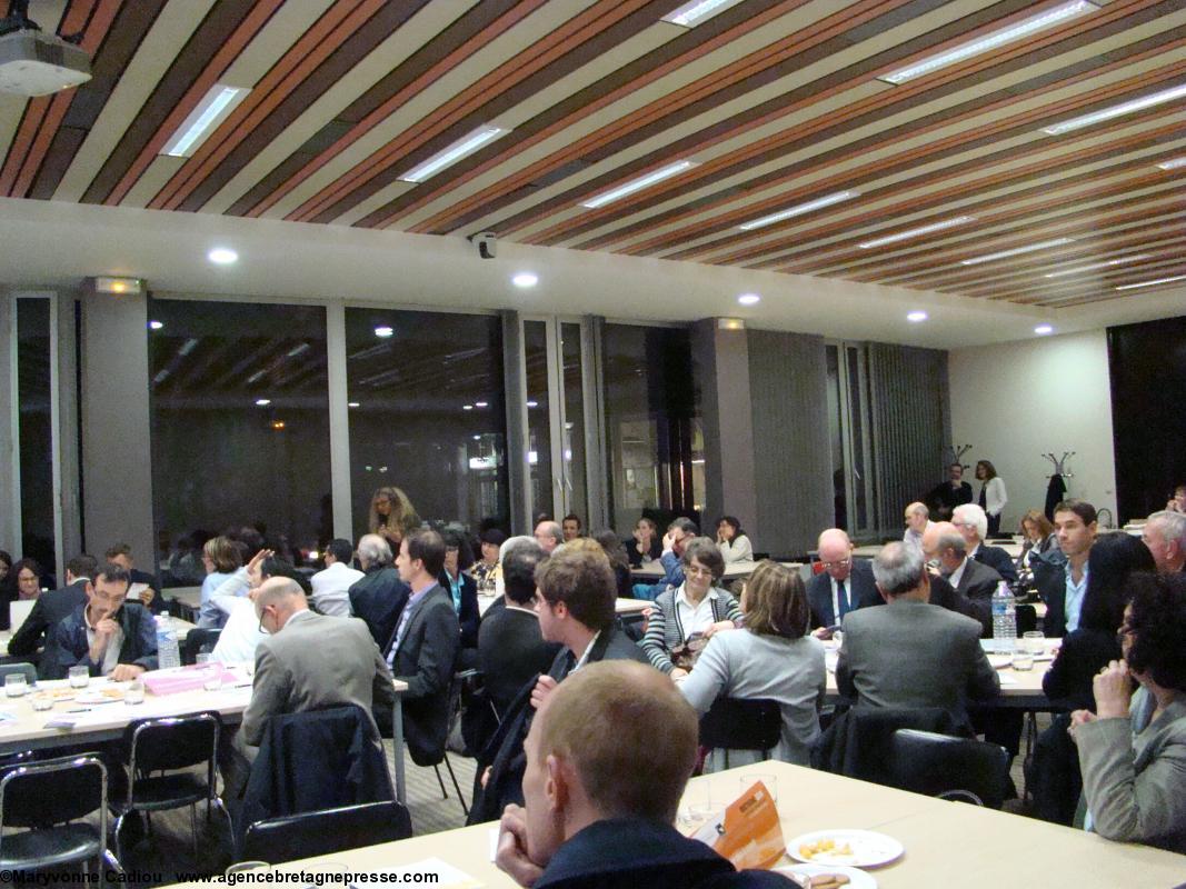 Bretagne 2030 Paris. Les tables se sont formées par thème. Bretagne 2030 Paris. Les tables se sont formées par thème.