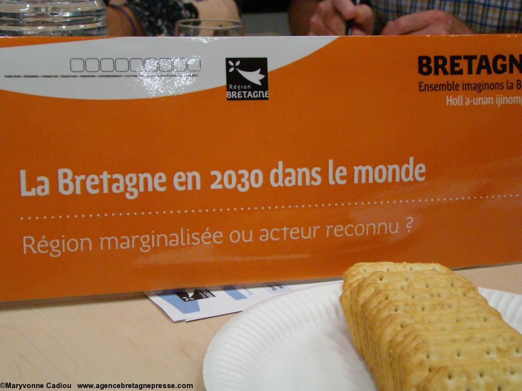 Bretagne 2030 Paris. Les thèmes par table avec eau et amuse-gueules. Bretagne 2030 Paris. Les thèmes par table avec eau et amuse-gueules.