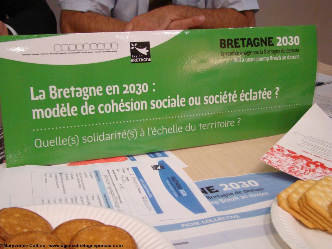 Bretagne 2030 Paris. Les thèmes par table avec eau et amuse-gueules. Bretagne 2030 Paris. Les thèmes par table avec eau et amuse-gueules.
