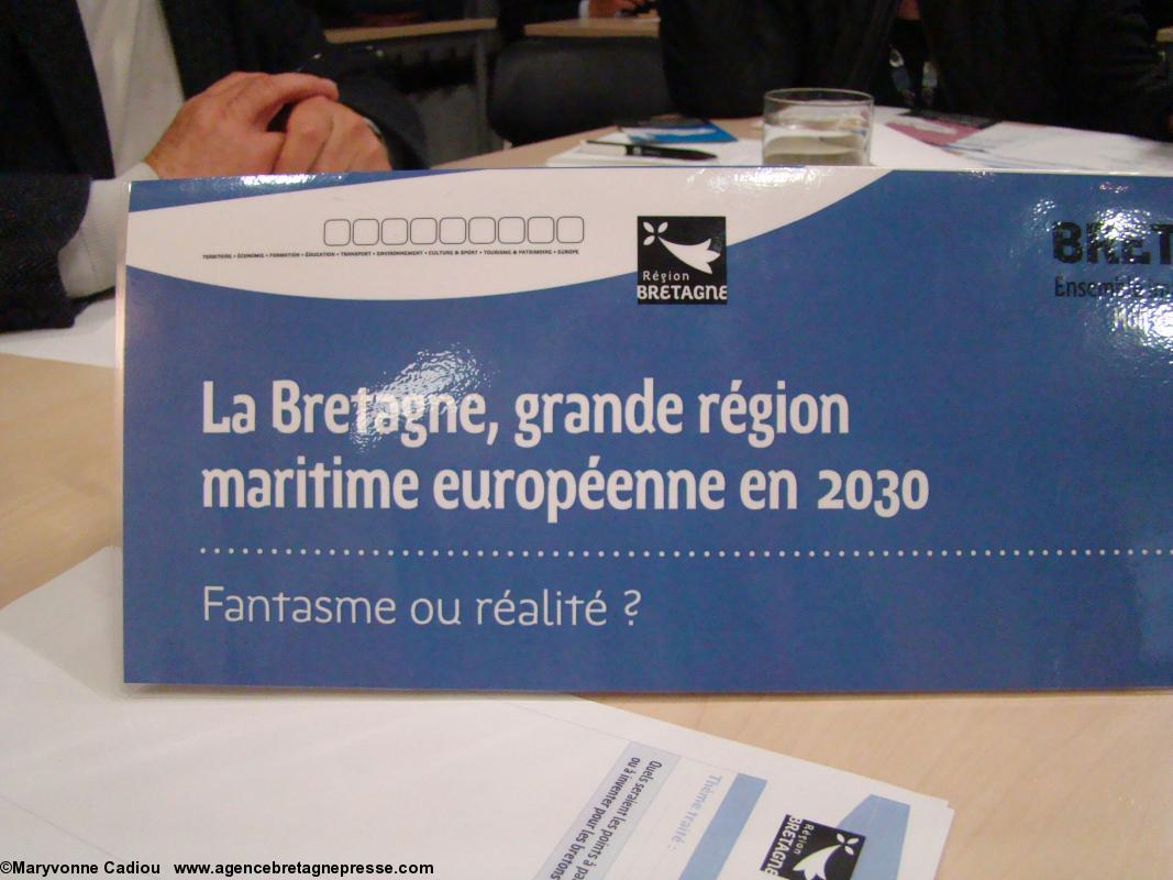 Bretagne 2030 Paris. Les thèmes par table avec eau et amuse-gueules. Bretagne 2030 Paris. Les thèmes par table avec eau et amuse-gueules.
