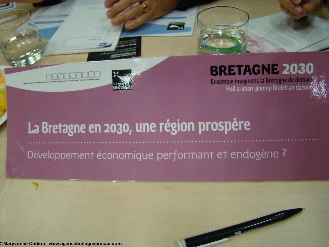 Bretagne 2030 Paris. Les thèmes par table avec eau et amuse-gueules. Bretagne 2030 Paris. Les thèmes par table avec eau et amuse-gueules.