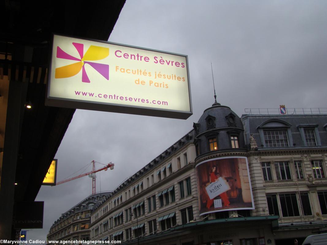 L’entrée du Centre Sèvres de Paris en face du Bon Marché. L’entrée du Centre Sèvres de Paris en face du Bon Marché.