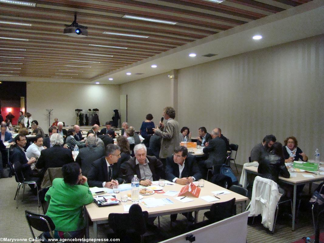 Bretagne 2030 Paris. Les tables se sont formées par thème. Bretagne 2030 Paris. Les tables se sont formées par thème.